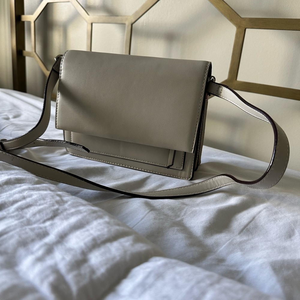 cross body bag with silver detail. white/cream.